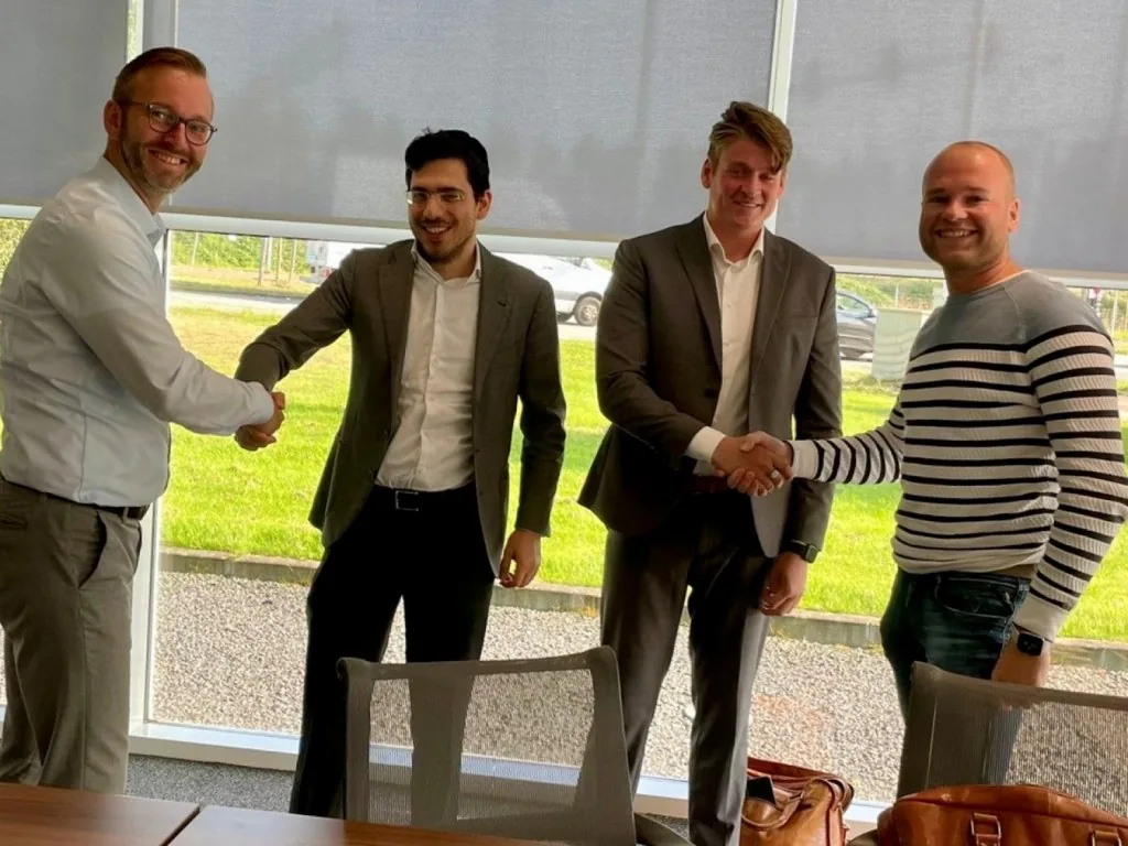 Handdruk bij de ondertekening van het eerste project volgens het Creative City Solutions-concept.