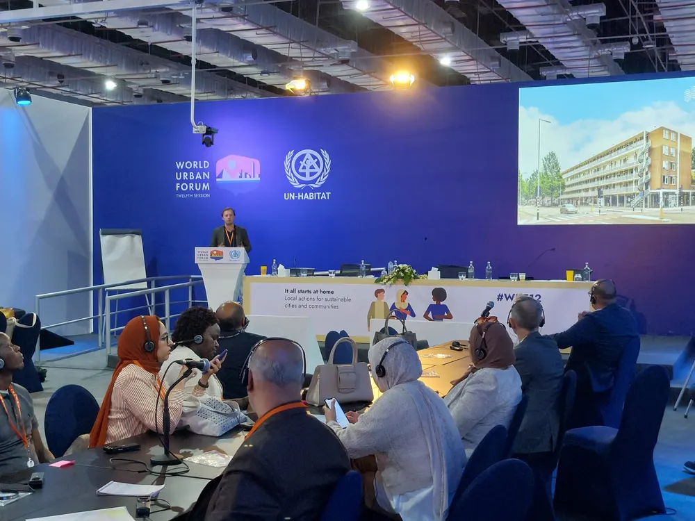 Een internationaal congres, met afgevaardigden aan tafels