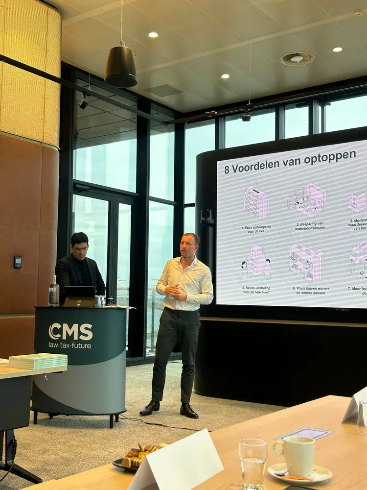 Een presentatie over de voordelen van optoppen, met twee sprekers bij het scherm