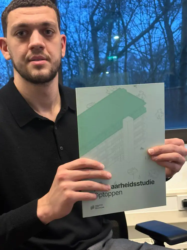 Een collega houdt een rapport van CCS omhoog